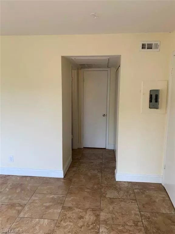 Fort Myers, FL 33916,2855 Winkler AVE #111