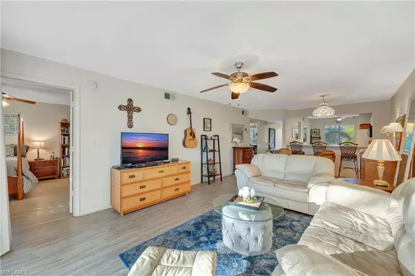 Naples, FL 34112,3072 Sandpiper Bay CIR #M206