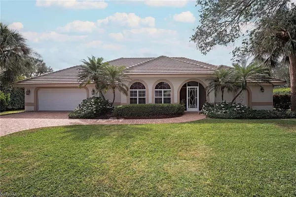 702 Willowwood LN, Naples, FL 34108