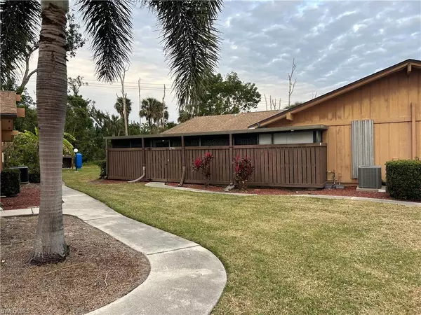 17301 Timber Oak LN, Fort Myers, FL 33908