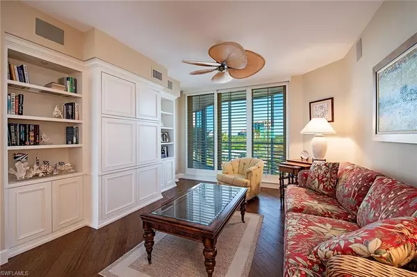 Naples, FL 34108,8231 Bay Colony DR #403