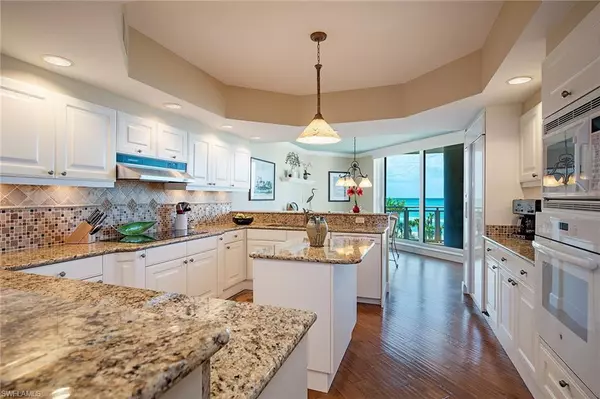 Naples, FL 34108,8231 Bay Colony DR #403