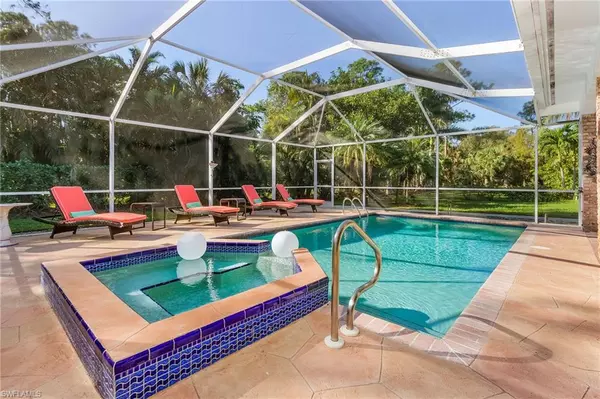 2950 Coach House LN, Naples, FL 34105