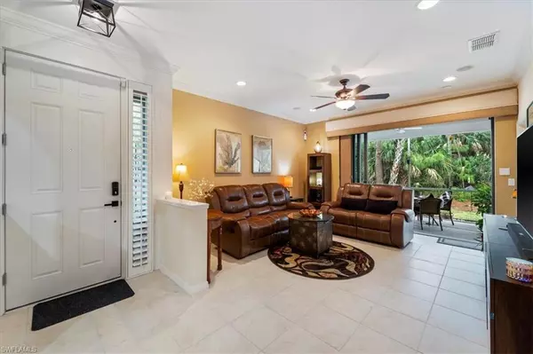 Naples, FL 34104,7590 Meadow Lakes DR #3201