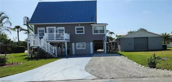 144 Driftwood LN, Fort Myers Beach, FL 33931