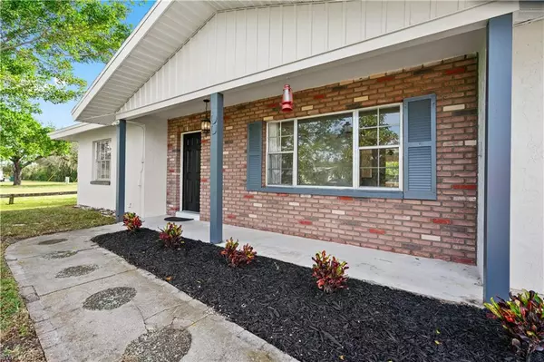 Fort Myers, FL 33919,930 Entrada DR N