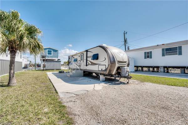 38 Helen LN, Fort Myers Beach, FL 33931