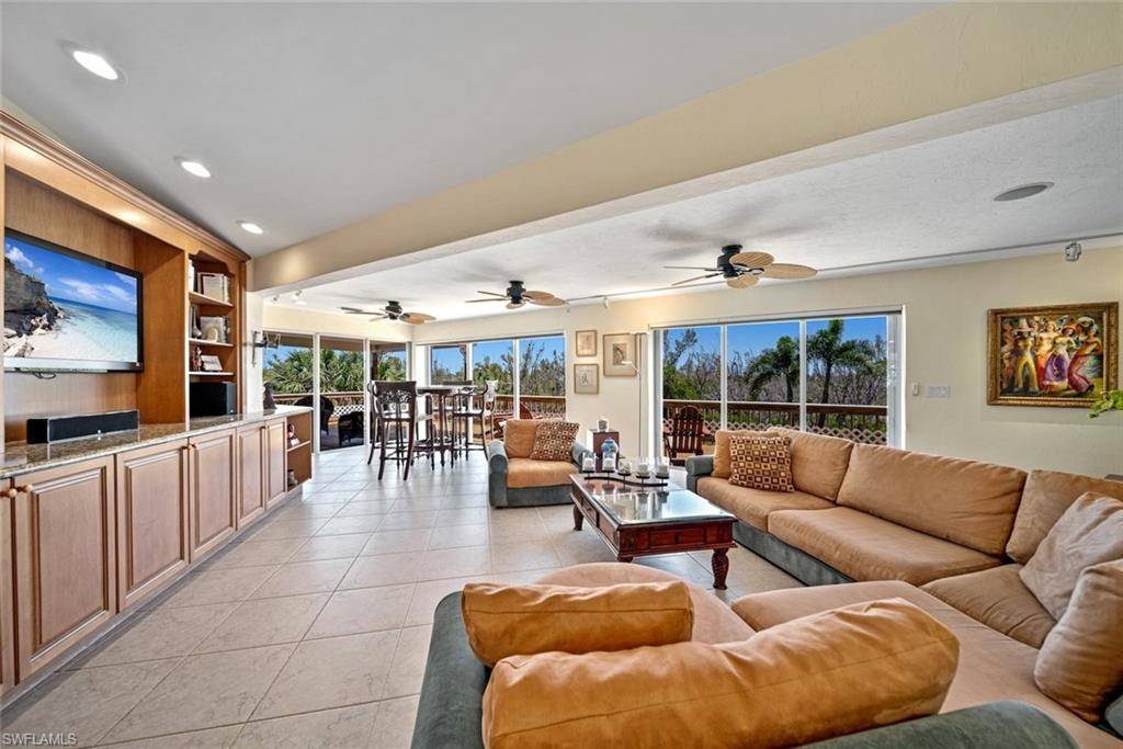 Sanibel, FL 33957,716 Rabbit RD