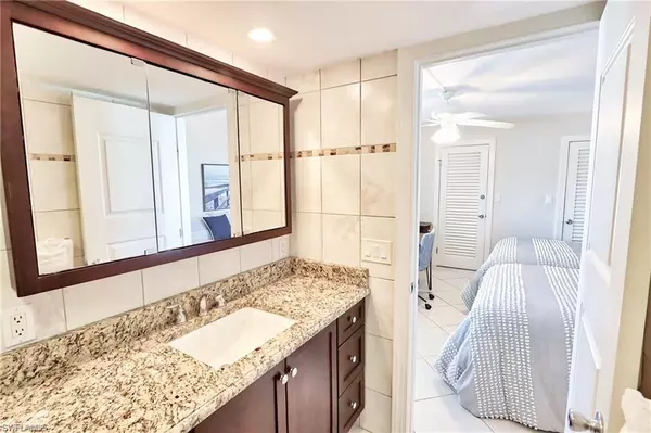 Bonita Springs, FL 34134,5900 Bonita Beach RD #1-402