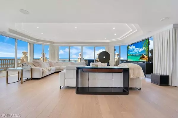 Naples, FL 34103,4021 Gulf Shore BLVD N #11