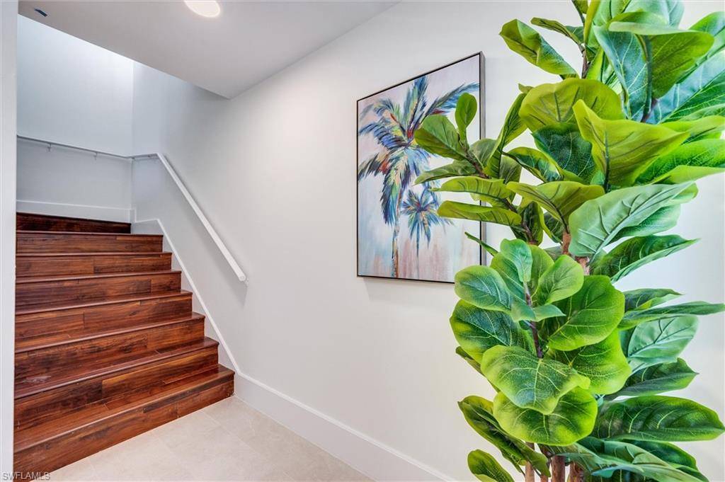 Naples, FL 34112,2800 Lakeview DR #5