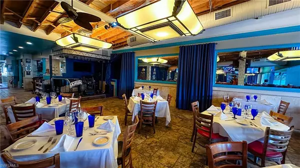 Naples, FL 34102,852 5th AVE S