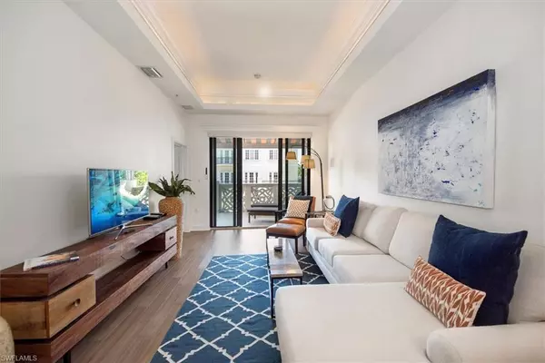 Naples, FL 34102,555 5TH AVE S #204
