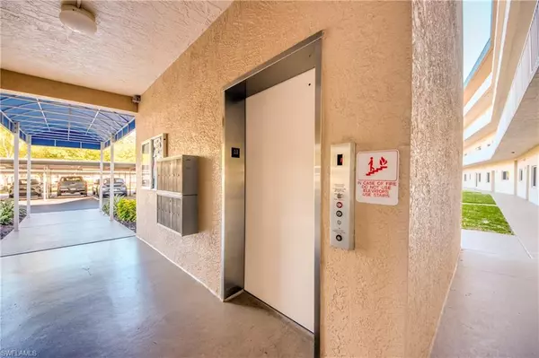 Fort Myers, FL 33919,14831 Park Lake DR #206