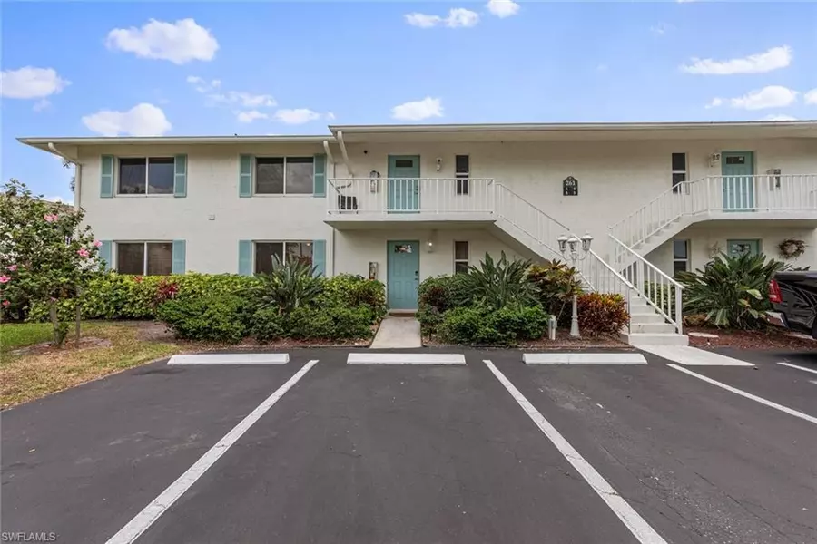 261 Quails Nest RD #5, Naples, FL 34112