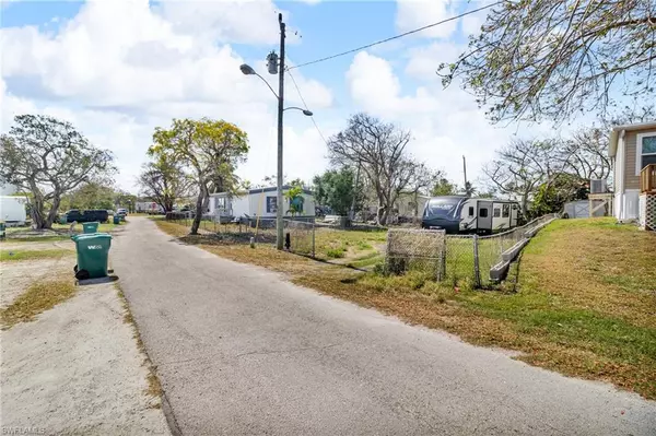 Chokoloskee, FL 34138,1160 Rewis DR