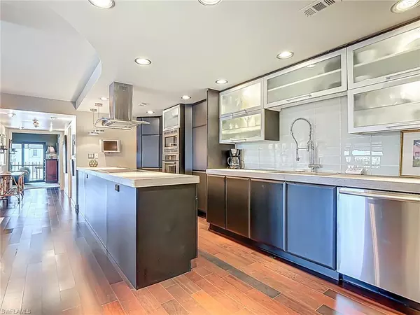 Naples, FL 34103,3399 Gulf Shore BLVD N #605