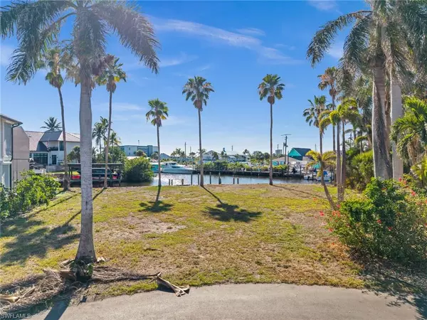 Fort Myers Beach, FL 33931,17890 Grey Heron CT