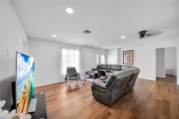 Fort Myers, FL 33919,14260 McGregor BLVD