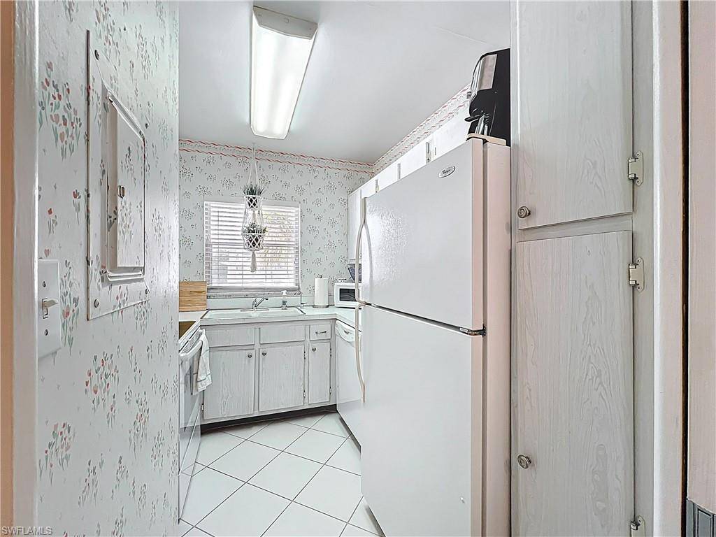 Naples, FL 34102,440 BROAD AVE S #H-440