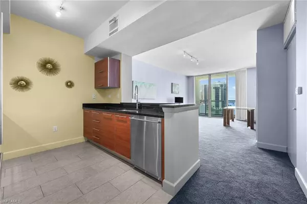 Fort Myers, FL 33916,3000 Oasis Grand BLVD #906