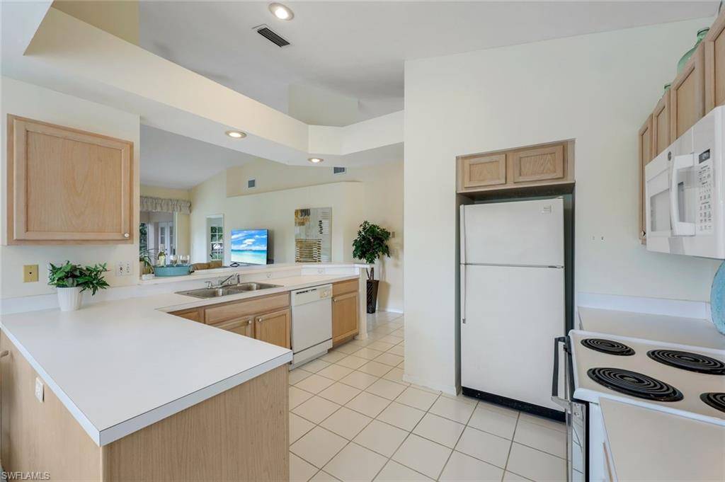Naples, FL 34110,736 Wiggins Lake DR #201