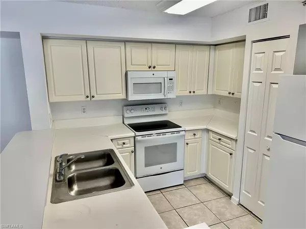 Naples, FL 34104,1260 Wildwood Lakes BLVD #204