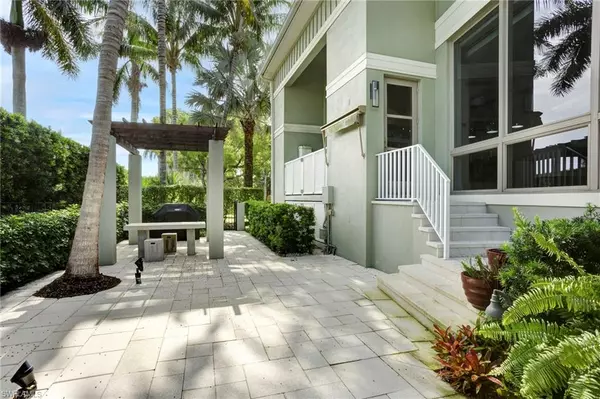 Naples, FL 34102,12 6th ST S