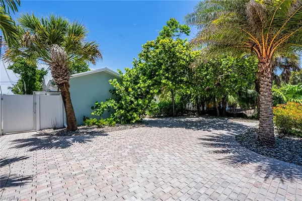 Sanibel, FL 33957,531 Birdsong PL