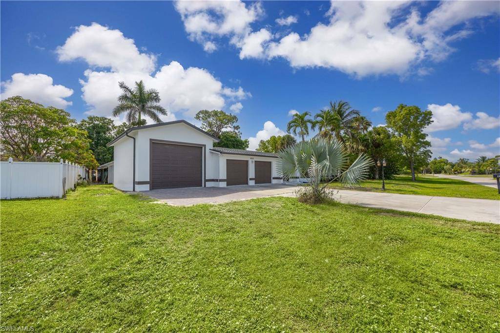 4656 Capri DR, Naples, FL 34103