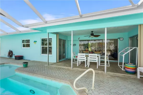 Sanibel, FL 33957,566 Boulder DR