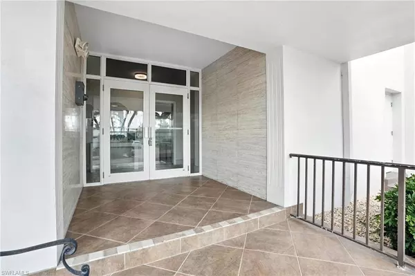 Naples, FL 34102,2011 Gulf Shore BLVD N #26