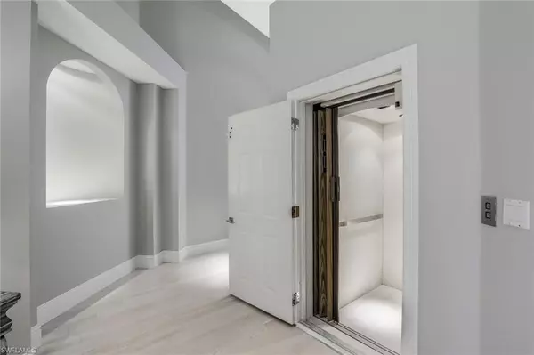 Naples, FL 34103,107 Colonade CIR #103