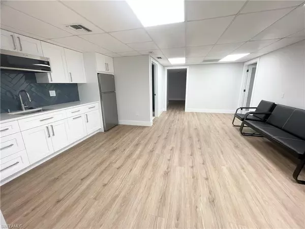 Naples, FL 34116,4950 Golden Gate PKWY #C