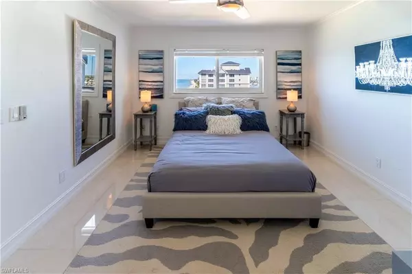 Naples, FL 34108,9051 Gulf Shore DR #2