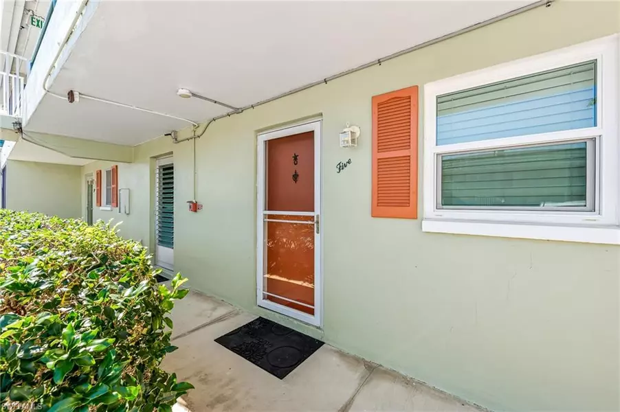 200 Valley Stream DR #5B, Naples, FL 34113