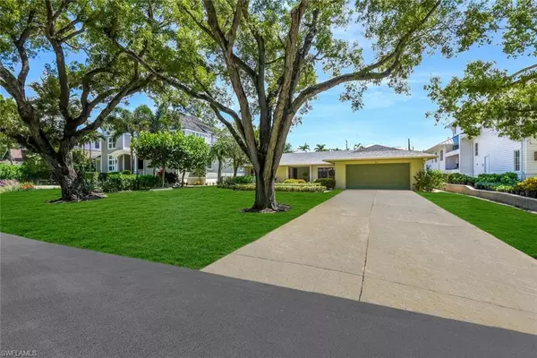 Naples, FL 34102,150 1st AVE N