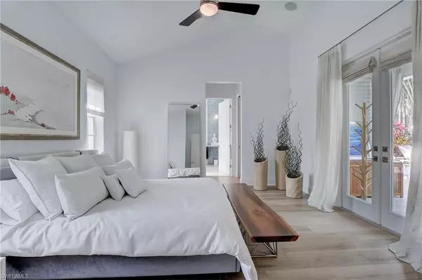 Naples, FL 34102,687 9th AVE S