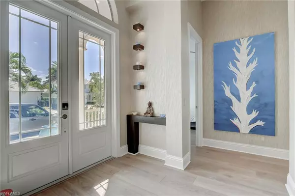 Naples, FL 34102,687 9th AVE S