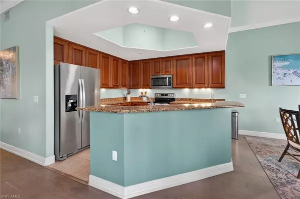 Naples, FL 34102,975 Sandpiper ST #A204