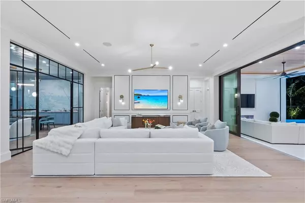 Naples, FL 34102,285 Central AVE