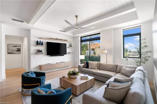 Naples, FL 34102,875 6th AVE S #304