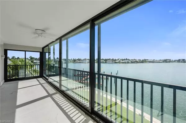 Naples, FL 34103,222 HARBOUR DR #301
