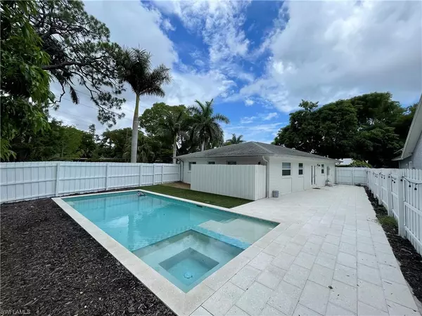 905 13th ST N, Naples, FL 34102