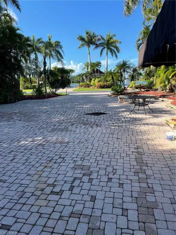 Naples, FL 34114,4682 Southern Breeze DR