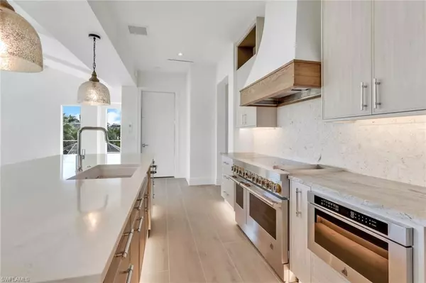 Naples, FL 34104,1747 Harbor LN