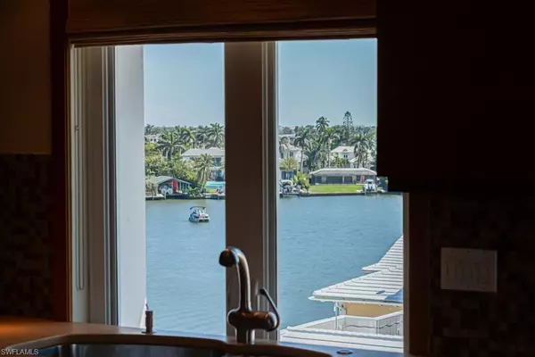 Naples, FL 34102,1325 7th ST S #6A