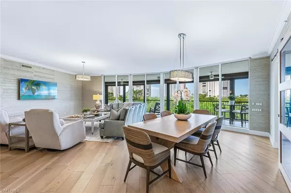 Naples, FL 34108,8930 Bay Colony DR #303