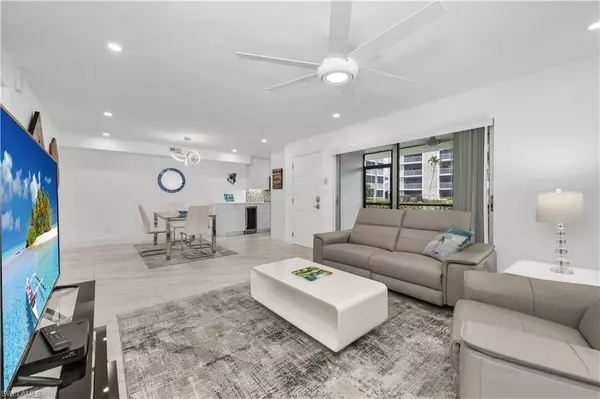 Naples, FL 34103,3000 Gulf Shore BLVD N #113