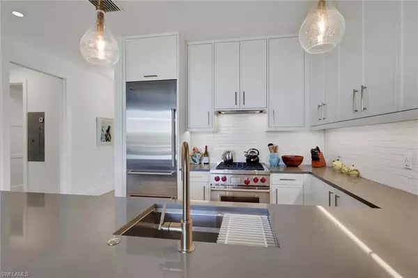 Naples, FL 34102,850 Central #303